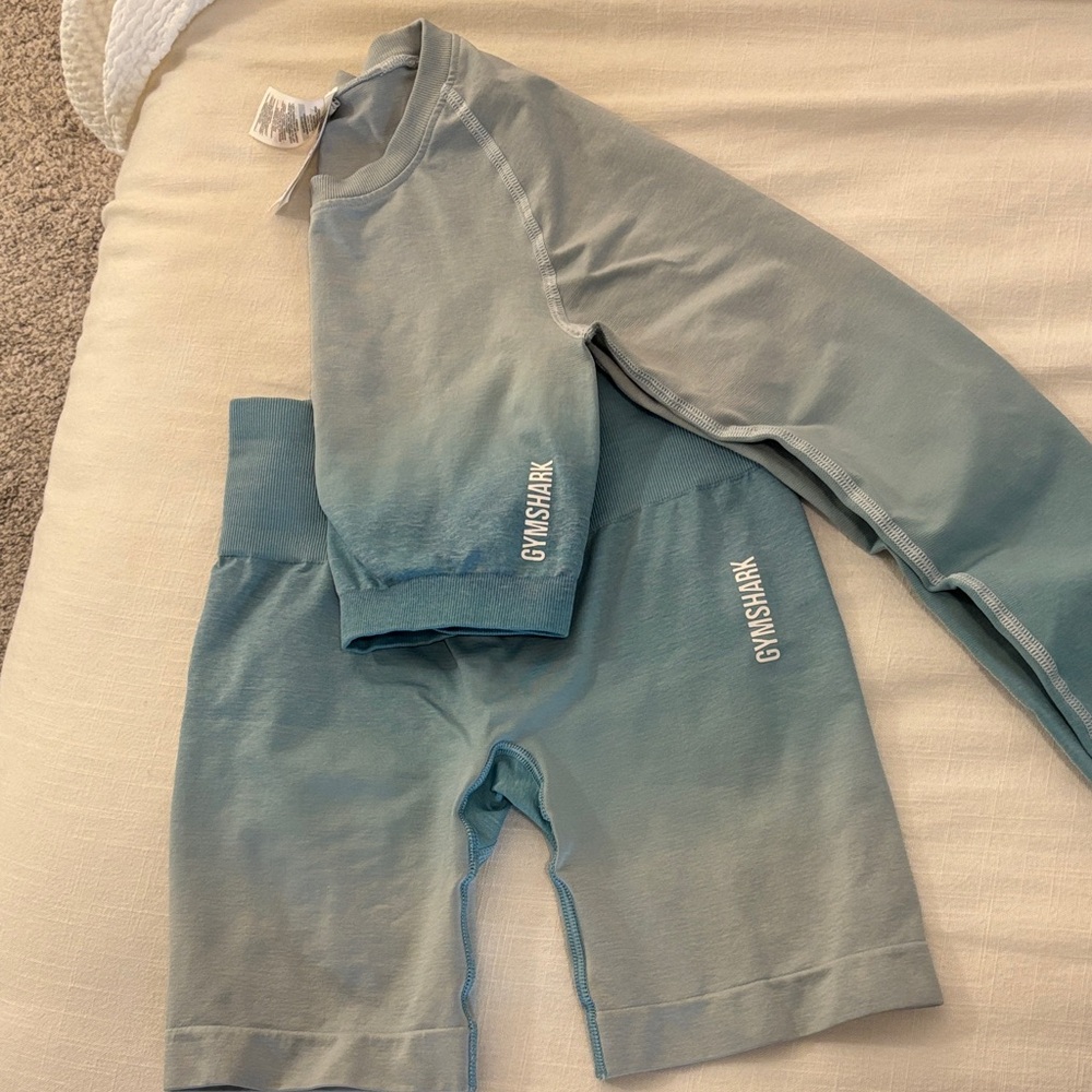 Small ombré blue gymshark set with shorts